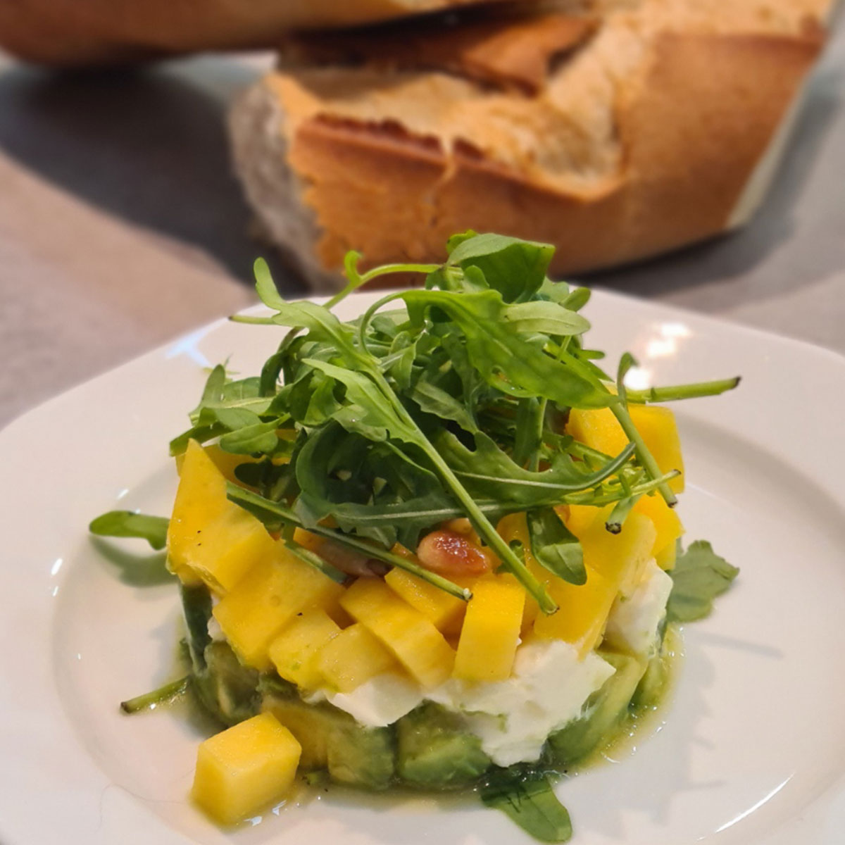 Avocado-Mozarella-Mango-Salat