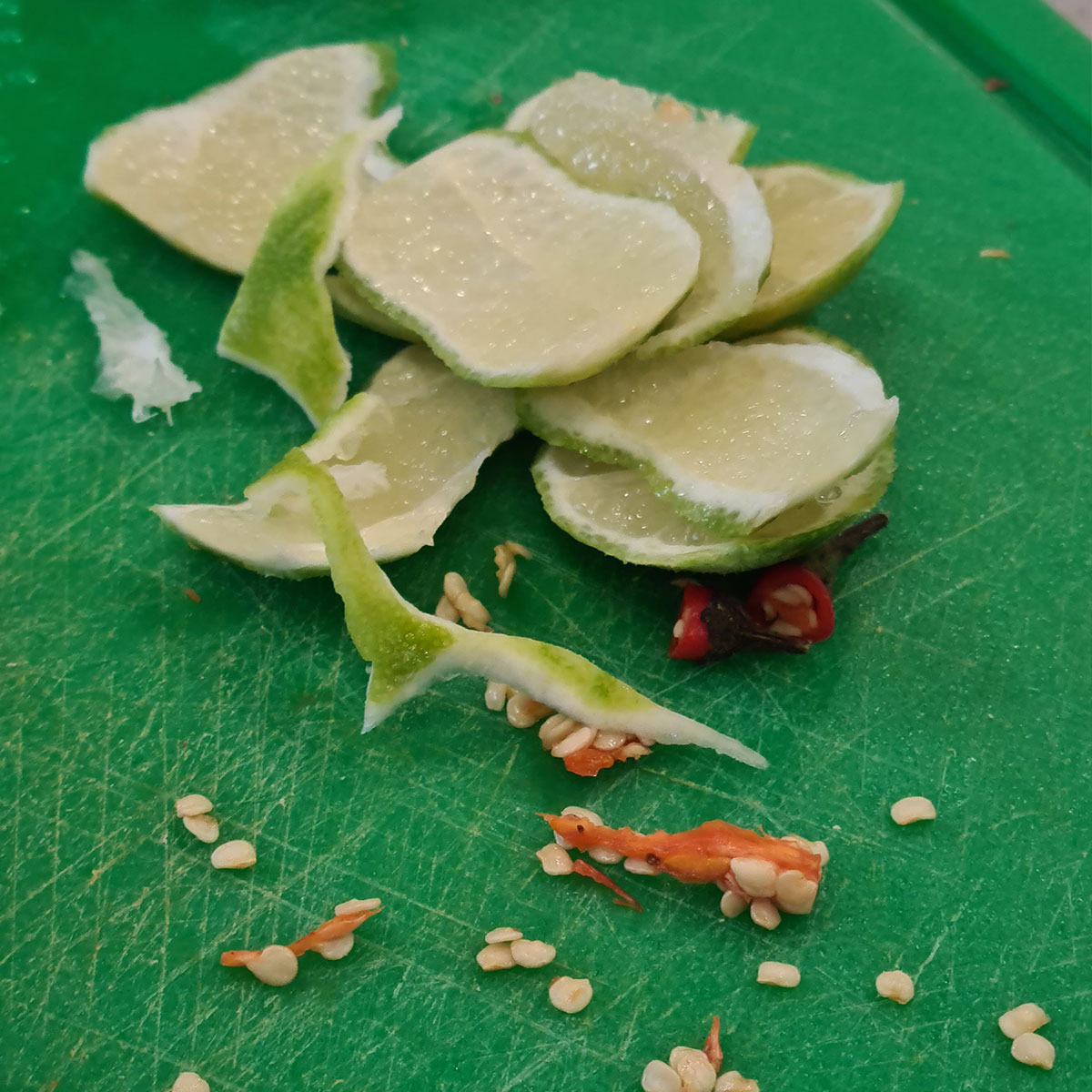 Limettenschale und Chilischoten