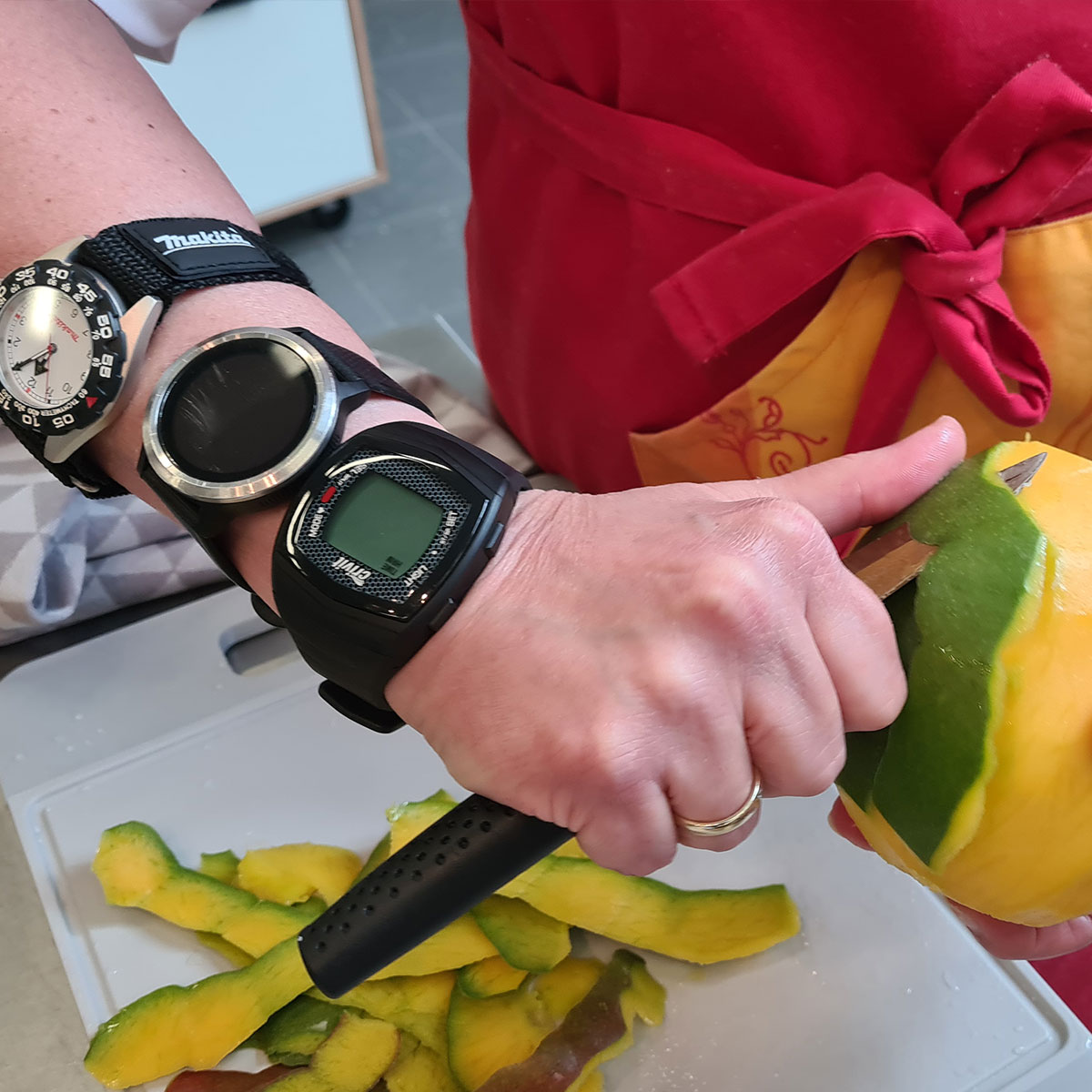 3 Fitnessuhren tracken das Schneiden der Mango