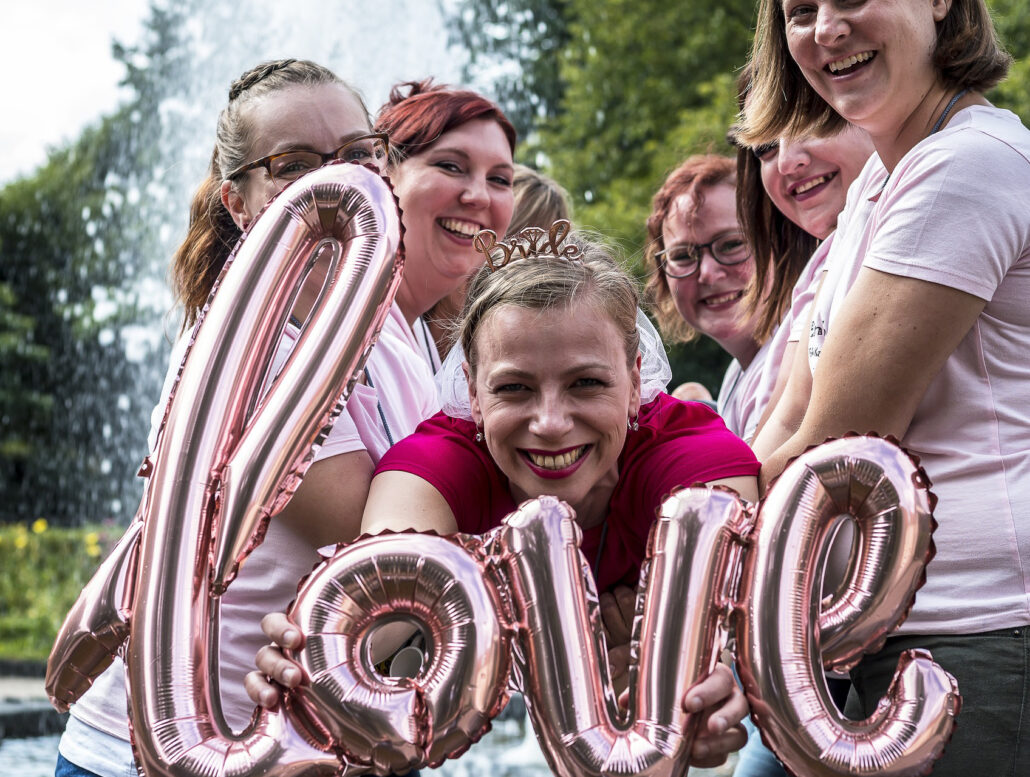 Krimidinner Junggesellenabschied Party mit feiernden Mädels