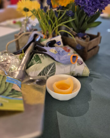 Gartenkrimi Deko mit Spaten und Gartenhandschuh