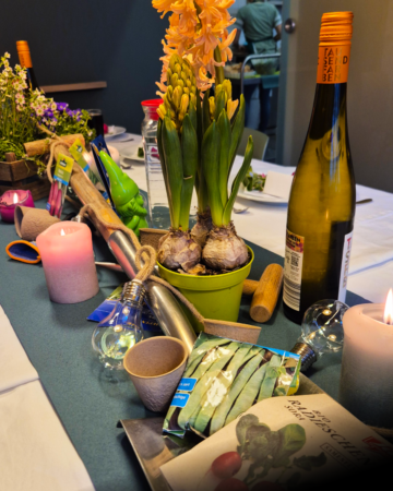 Gartenkrimi Deko mit Spaten