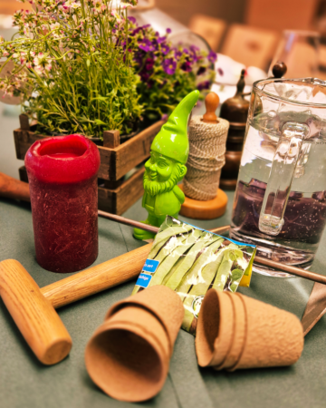 Gartenkrimi Deko mit Gartenzwerg